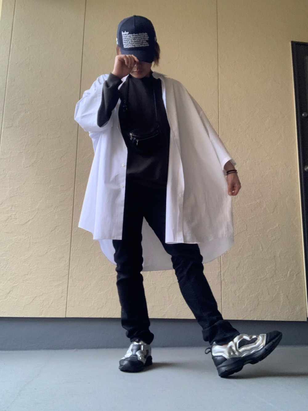 「ビックシャツ、リラックススタイル、minedenim、マインデニム、LAD MUSICIAN、AURALEE2019ss、リーボックポンプフューリー、kolor  ニューエラ、kolor」｜「LAD MUSICIANのアイテム（シャツ/ブラウス、ホワイト系）」を使った、moto miniさん（メンズ・171cm）の春コーディネートの1枚目の写真