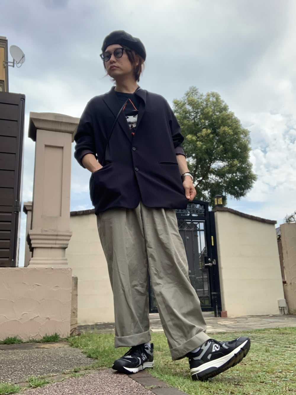 「映画Tシャツ、AURALEE2019ss、時計じかけのオレンジ、New Balance、ニューバランス1700、COMME des GARCONS、オーバーサイズ」｜「AURALEEのアイテム（テーラードジャケット、ブルー系）」を使った、moto miniさん（メンズ・171cm）の春コーディネートの1枚目の写真
