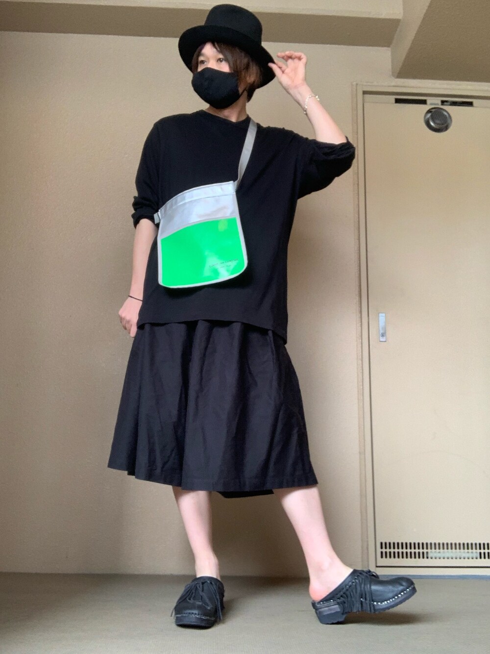 「黒、COMME des GARCONS、yohji yamamoto pour homme、yohji yamamoto BLACK Scandal、緑カバン、ソロイスト、TAKAHIROMIYASHITA The SoloIst. 、ハット、エルメス」｜「Yohji Yamamotoのアイテム（Tシャツ/カットソー、ブラック系）」を使った、moto miniさん（メンズ・171cm）の夏コーディネートの1枚目の写真