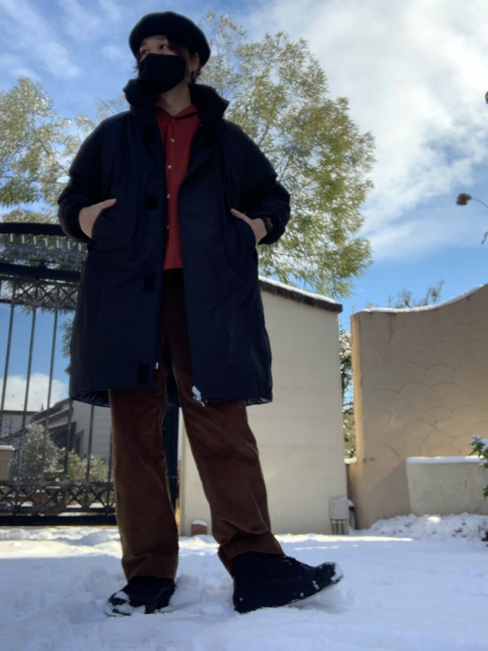 「WILDTHINGS、Maison Margiela、マルジェラ、nonnative、AURALEE、モンスターパーカー、CA4LA、コーデュロイパンツ、雪」｜「WILD THINGSの［ ワイルドシングス ］SC★★ WILD THINGS モンスターパーカー / ミリタリーコート（ミリタリージャケット、ブラック系）」を使った、moto miniさん（メンズ・171cm）の冬コーディネートの1枚目の写真