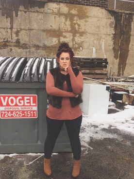 「plussize」｜「アイテム（ブーティ）」を使った、Bethany Malaveさん（レディース・168cm）の冬コーディネート