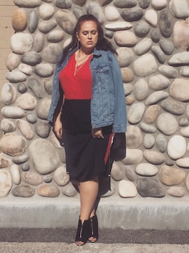 「Levi's」｜「アイテム（ブーティ）」を使った、Bethany Malaveさん（レディース・168cm）の冬コーディネート