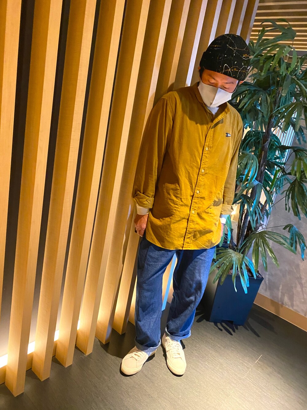 「秋コーデ、カジュアルコーデ、オーバーサイズ、ニット帽、30代、バンドカラーシャツ、シェフパンツ、ペイント、コーデュロイ、コーデュロイシャツ」｜「B:MING by BEAMSのINFIELDER DESIGN / ペイント ニット キャップ（ニットキャップ/ビーニー、ブラック系）」を使った、みえは〜る。さん（メンズ・169cm）の秋コーディネートの1枚目の写真