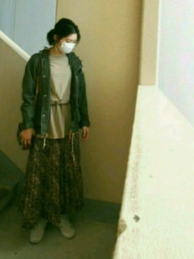 「パイソン柄」｜「アイテム（マウンテンパーカー）」を使った、ペネロペさん（レディース・168cm）の冬コーディネート