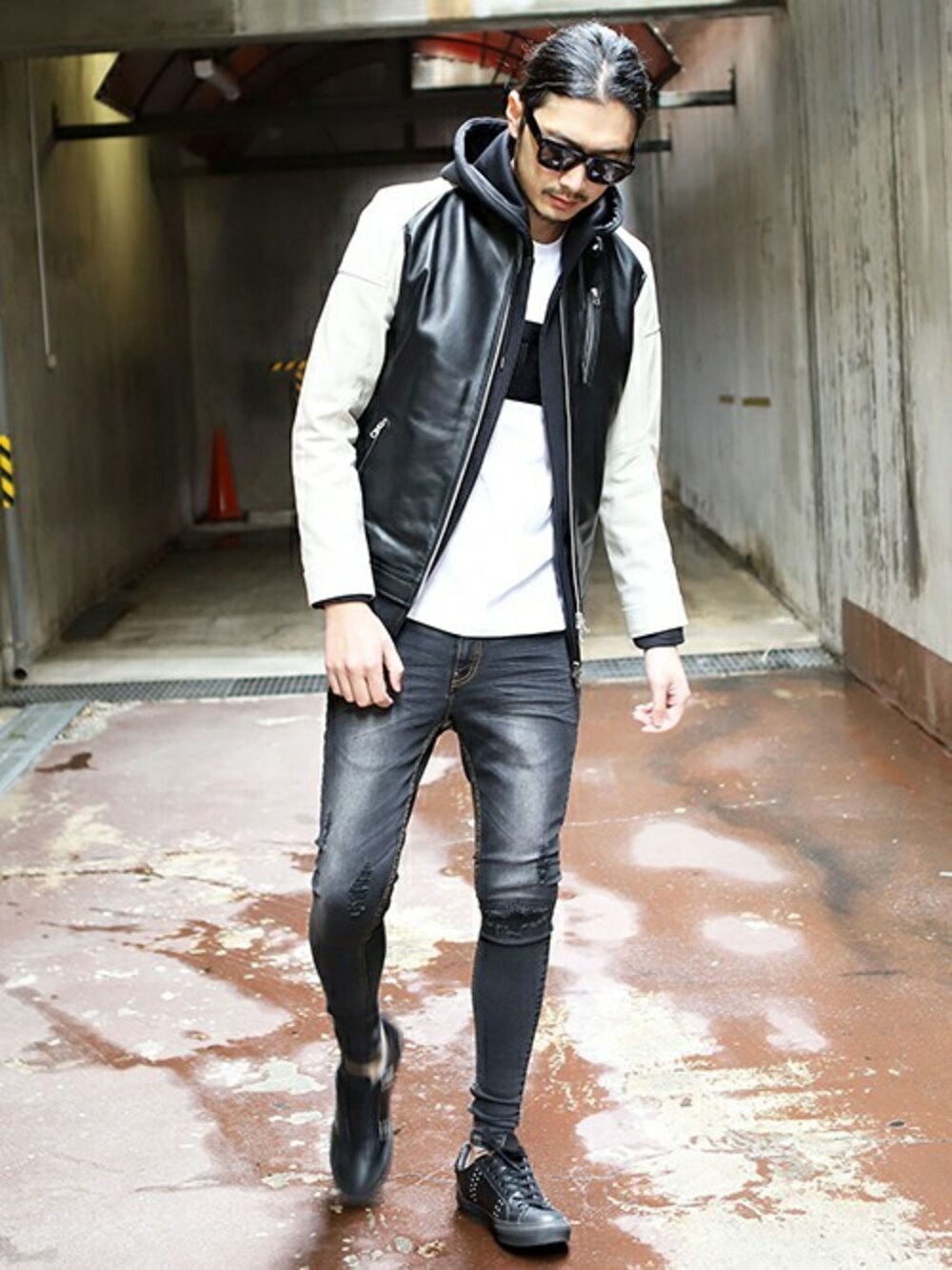 その他のライダースジャケット、ブラック系のパーカー、ホワイト系のTシャツ/カットソーを着用したメンズの夏コーディネートの1枚目の写真