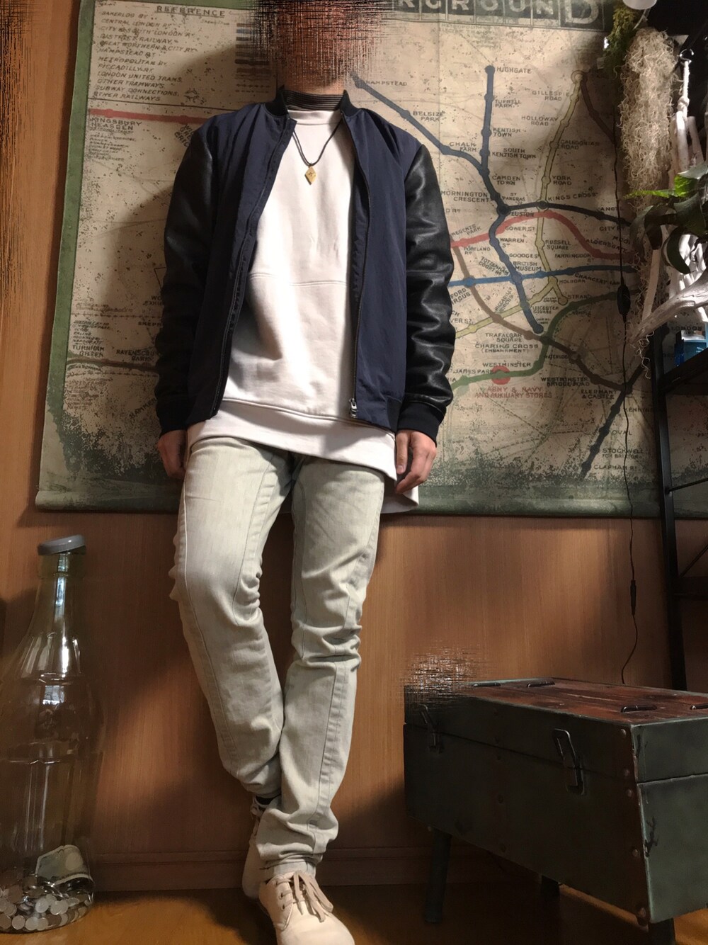 ブルー系のMA-1、ブラック系のTシャツ/カットソー、グレー系のデニムパンツを着用したメンズの冬コーディネートの1枚目の写真