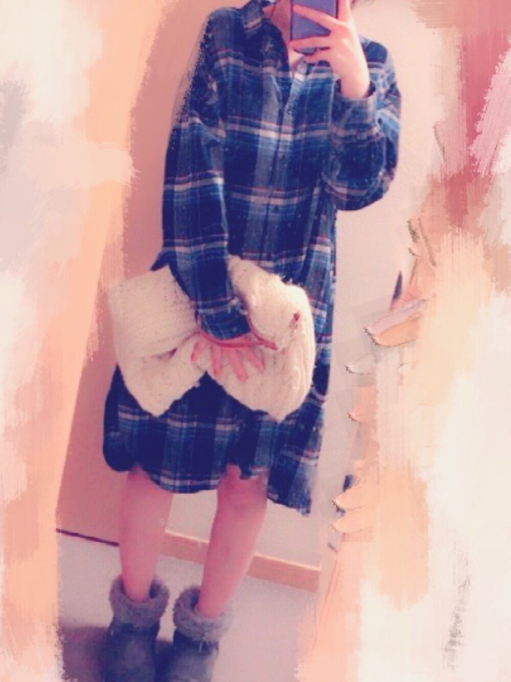 ブルー系のワンピース、ホワイト系のクラッチバッグ、グレー系のブーツを着用したレディースの冬コーディネートの1枚目の写真