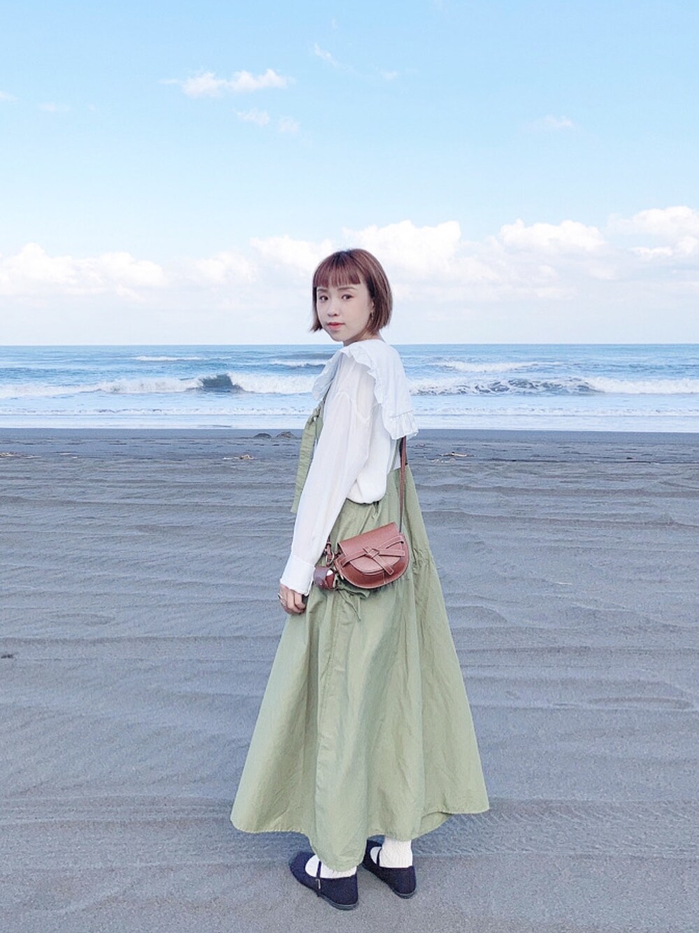 「ootd、海、Taiwan、yilan」｜「LOEWEのゲートバッグ ミニ（ソフト カーフスキン）（メッセンジャーバッグ、ブラウン系）」を使った、min.min.さん（レディース・158cm）の秋コーディネートの1枚目の写真