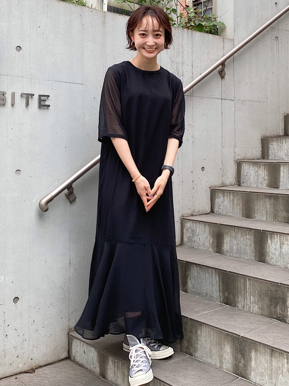 「ハイカットスニーカー、チャックテイラー、休日スタイル、シアー、黒ワンピース、シンプルコーデ、モノクロコーデ、ワントーンコーデ、コンバース、オトナカジュアル」｜「Aunt Marie'sのシアーフレアラインワンピース / AUNT MARIE'S（ワンピース、ブラック系）」を使った、いそまた あいさん（レディース・160cm）の夏コーディネートの1枚目の写真