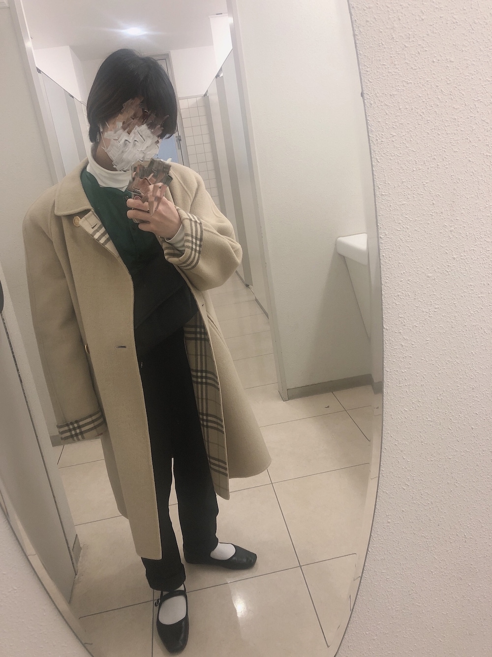 「大学生、burberry、古着、エヘカソポ、ローリーズファーム(LOWRYS FARM)、UNIQLO」｜「BURBERRYのアイテム（ステンカラーコート、ベージュ系）」を使った、NAOさん（レディース・149cm）の冬コーディネートの1枚目の写真
