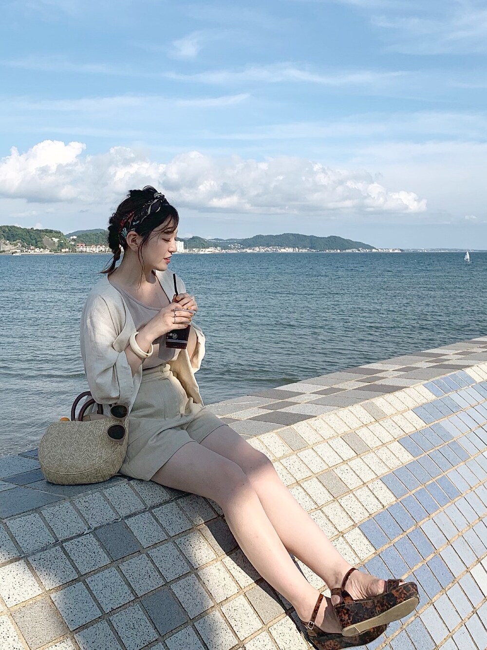 「シンプルコーデ、低身長コーデ、ベージュコーデ、リラックススタイル、セットアップ、リネン、ワンショルタンク」｜「Chicoの5分袖ロールアップミディシャツジャケット（シャツ/ブラウス、ベージュ系）」を使った、ゆきまるさん（レディース・153cm）の夏コーディネートの1枚目の写真