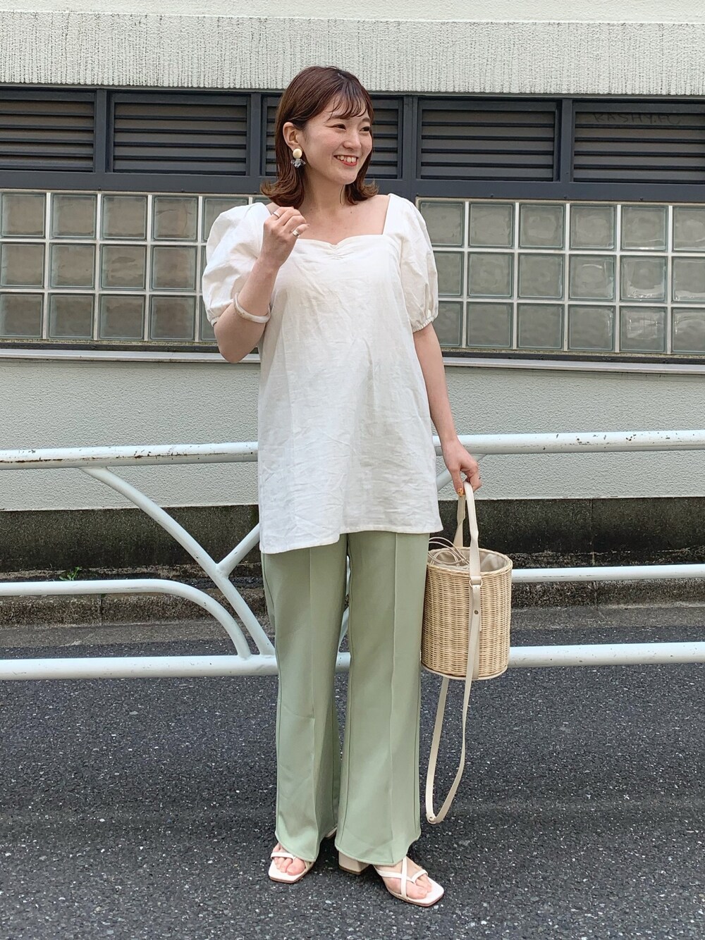 「春コーデ、低身長、ミントグリーン、かごバッグ、サンダル、パフスリーブ、ブラウス、チュニック」｜「Chicoのパフスリーブチュニック（シャツ/ブラウス、ホワイト系）」を使った、ゆきまるさん（レディース・152cm）の春コーディネートの1枚目の写真