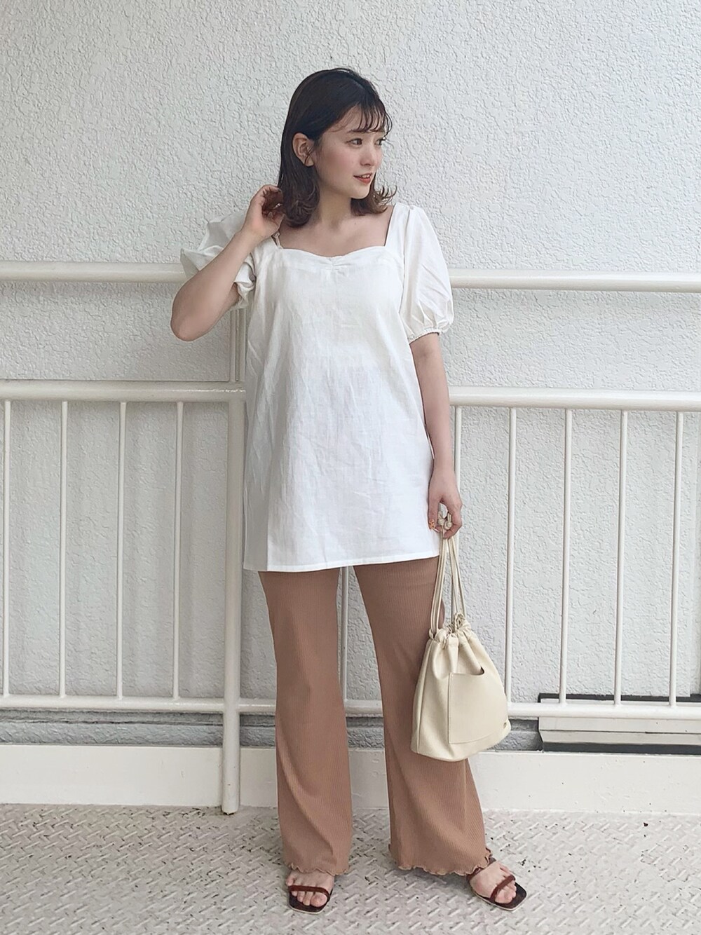 「休日スタイル、夏、休日コーデ、シンプル、白ブラウス、オレンジ、ニットパンツ、リブパンツ」｜「Chicoのパフスリーブチュニック（シャツ/ブラウス、ホワイト系）」を使った、ゆきまるさん（レディース・152cm）の春コーディネートの1枚目の写真