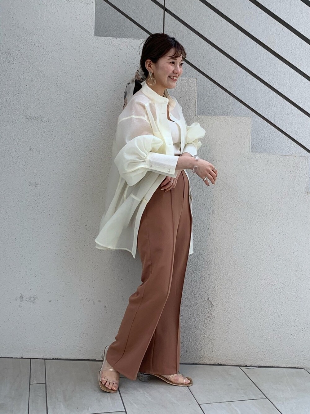 「オトナカジュアル、休日スタイル、春、カラーパンツ、シアーシャツ、透け感、オーバーサイズ」｜「Chicoのシアーブロッキングシャツ（シャツ/ブラウス、ホワイト系）」を使った、ゆきまるさん（レディース・152cm）の春コーディネートの1枚目の写真