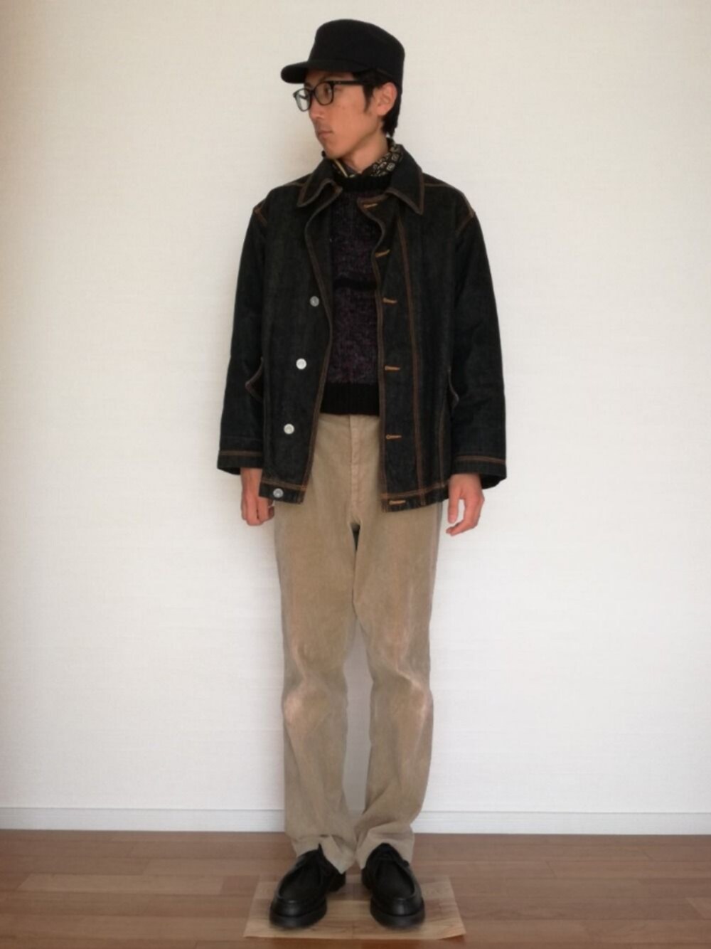 「カバーオール、コーデュロイパンツ、スカーフ、革靴、キャップ、古着、vintage、デニム、コーデュロイ」｜「JUNKO SHIMADAのカバーオール/used（カバーオール、ブルー系）」を使った、SAIさん（メンズ・178cm）の冬コーディネートの1枚目の写真