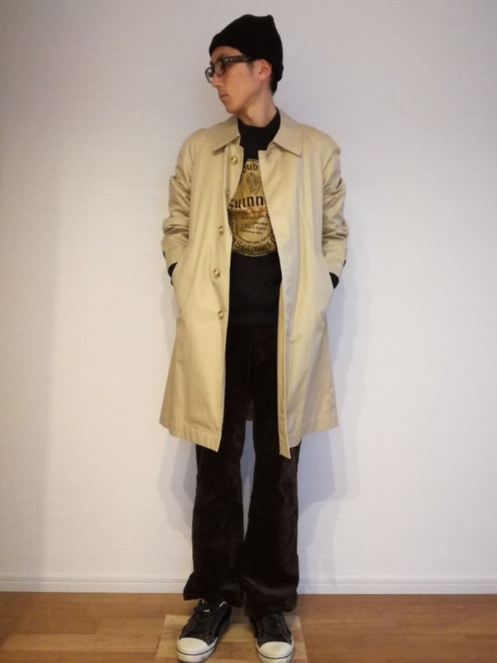 「ステンカラーコート、プリントスウェット、ベロアパンツ、ニット帽、ニットキャップ、めがね、古着、vintage、used」｜「PUMA by MIHARA YASUHIROのスニーカー（スニーカー、ブラック系）」を使った、SAIさん（メンズ・178cm）の冬コーディネートの1枚目の写真