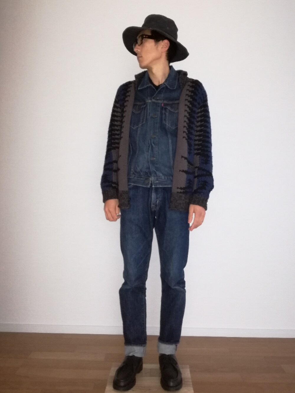 「Gジャン、デニデニ、デニムオンデニム、ハット、ニットジャケット、革靴、古着、vintage、used」｜「SHIPS JET BLUEのニットジャケット（その他アウター、ブルー系）」を使った、SAIさん（メンズ・178cm）の冬コーディネートの1枚目の写真