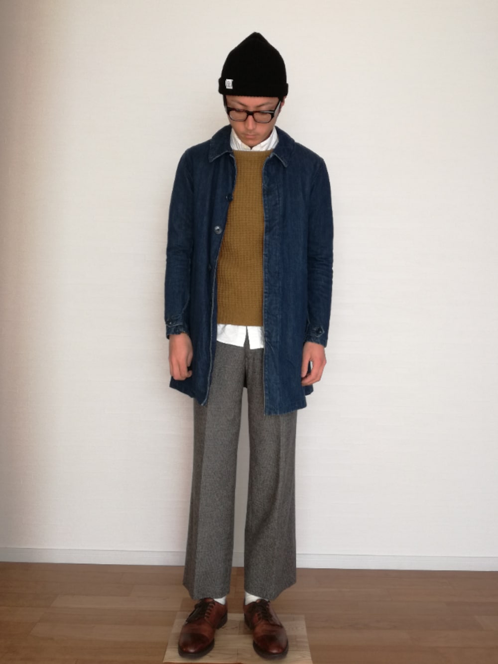 「デニムコート、イエローニット、白シャツ×ニット、グレンチェック柄パンツ、グレンチェック、ニット帽、ニットキャップ、革靴、古着、used」｜「CIAOPANICの【Ciaopanic】デニムステンカラーコート（ステンカラーコート、ブルー系）」を使った、SAIさん（メンズ・178cm）の冬コーディネートの1枚目の写真