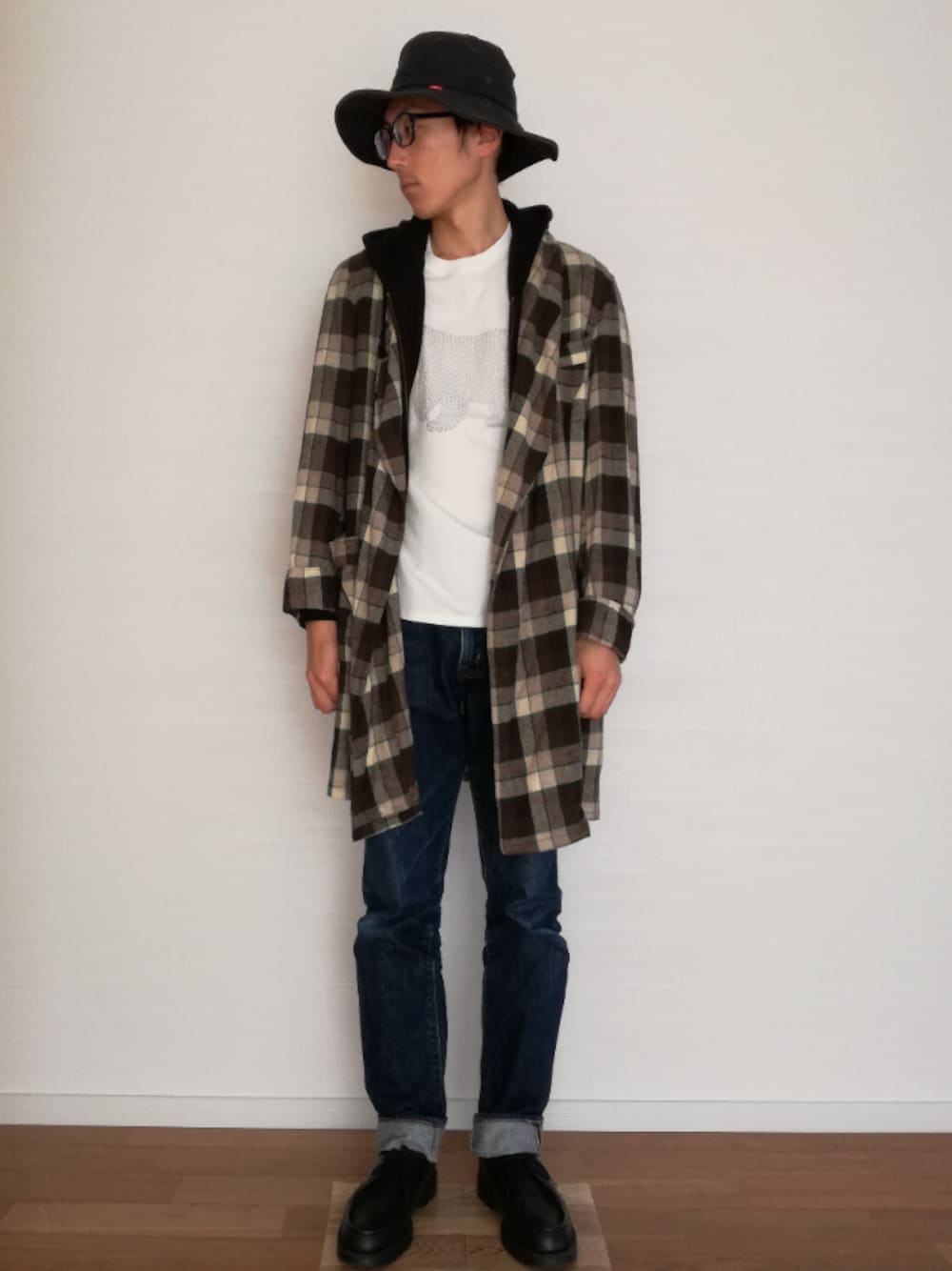 「休日スタイル、春コーデ、ゆるコーデ、レイヤードスタイル、チェックガウン、ガウン、パーカー、Tシャツ×デニム、ハット、革靴」｜「PENDLETONのロングチェックジャケット/used（その他アウター、ブラウン系）」を使った、SAIさん（メンズ・178cm）の春コーディネートの1枚目の写真