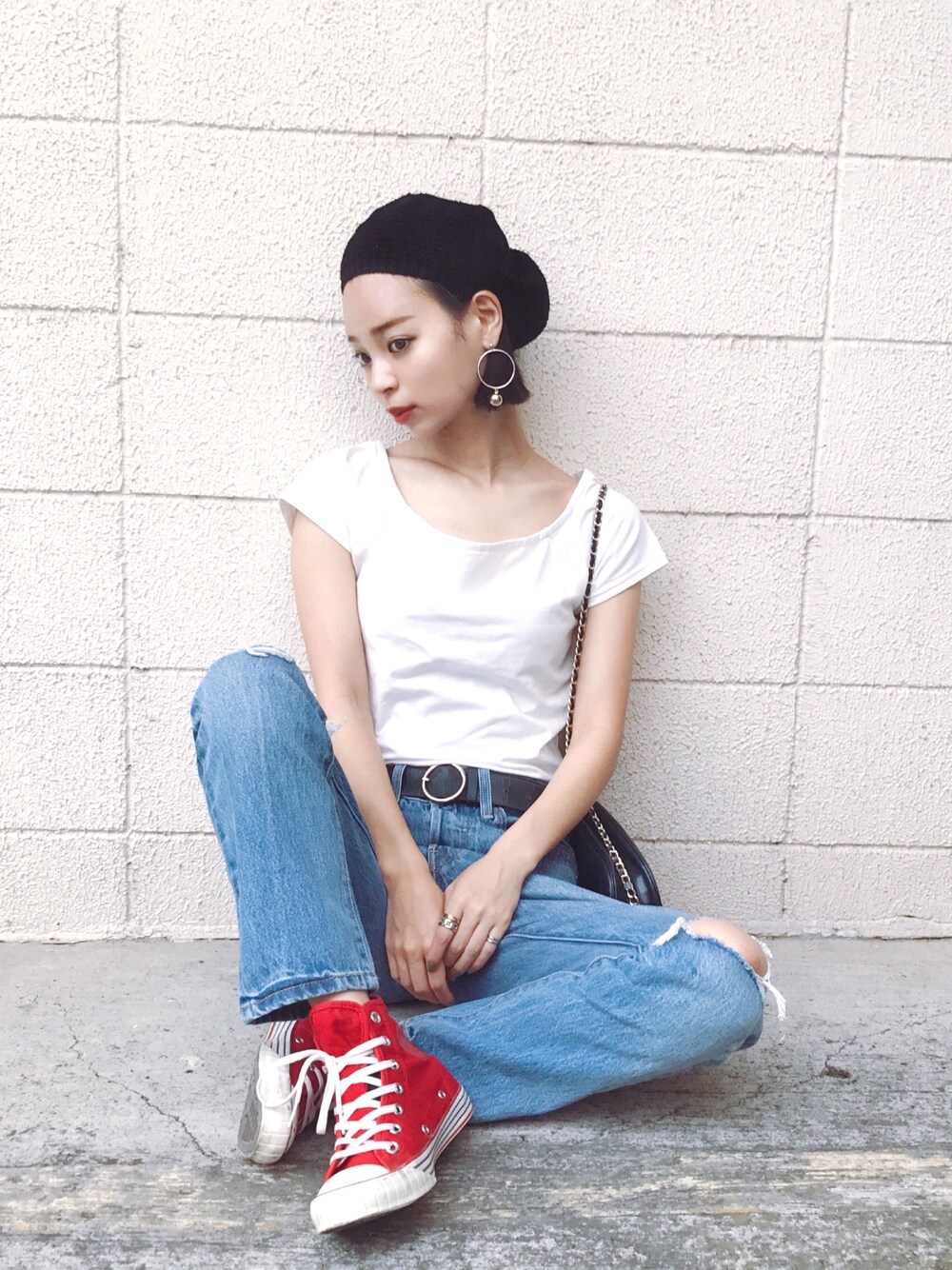 「denim、カジュアル、シンプル、ダメージデニムパンツ、デニム、オトナカジュアル」｜「SLYのCUTオフショルTOPS（Tシャツ/カットソー、ホワイト系）」を使った、ARISAさん（レディース・157cm）の夏コーディネートの1枚目の写真