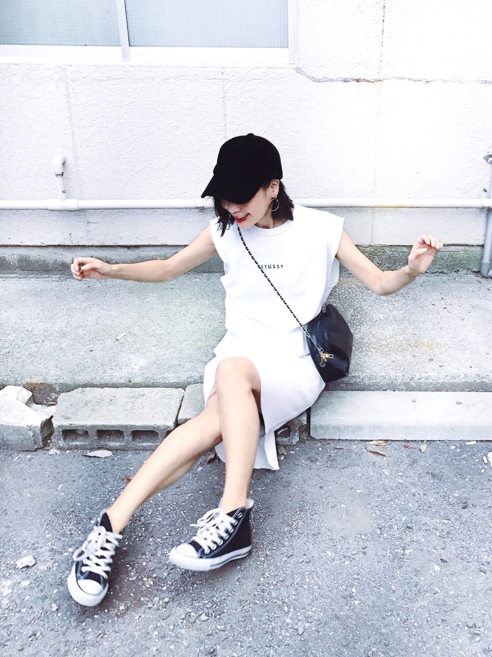 「ワンピース、カジュアル、シンプル、キャップ、ハイカットスニーカー」｜「Stussy WomenのLogo Rib Dress（ドレス、ホワイト系）」を使った、ARISAさん（レディース・157cm）の夏コーディネートの1枚目の写真