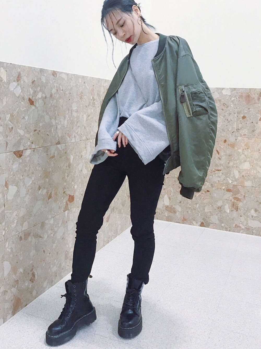 「カジュアル、シンプル、大人カジュアル、MA-1」｜「MOUSSYのOVERSIZED BOMBER JACKET（その他アウター、グリーン系）」を使った、ARISAさん（レディース・157cm）の秋コーディネートの1枚目の写真