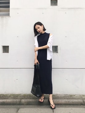 「モノトーンコーデ」｜「アイテム（ビーチサンダル）」を使った、ARISAさん（レディース・157cm）の夏コーディネート
