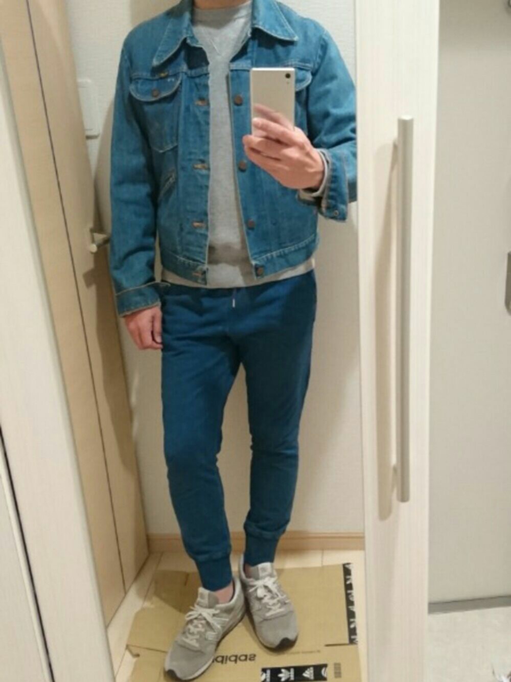 「デニムジャケット、スウェットパンツ、ニューバランス、ループウィラー」｜「NEW BALANCEのアイテム（スニーカー、グレー系）」を使った、haruさん（メンズ・166cm）の春コーディネートの1枚目の写真
