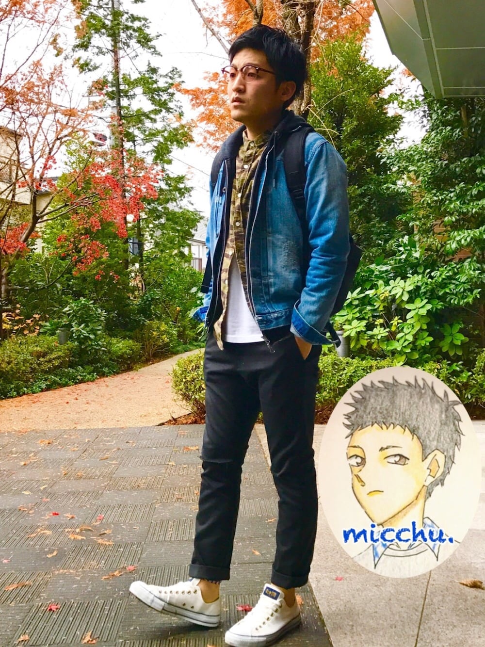 ブルー系のデニムジャケット、ブラック系のパーカー、グリーン系のシャツ/ブラウスを着用したメンズの冬コーディネートの1枚目の写真