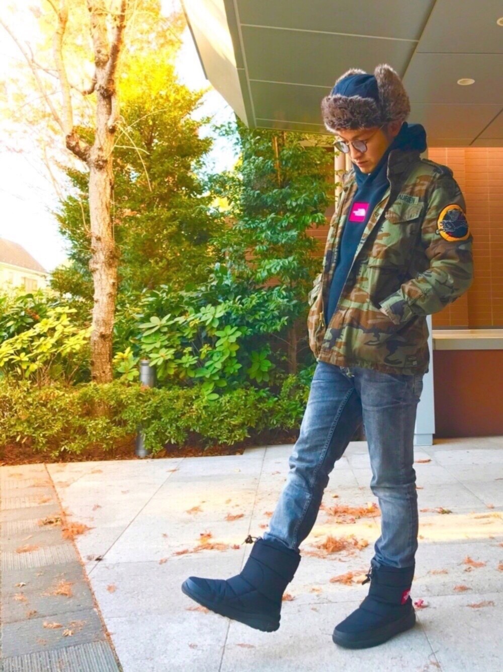 グリーン系のその他アウター、ホワイト系のパーカー、グレー系のデニムパンツを着用したメンズの冬コーディネートの1枚目の写真