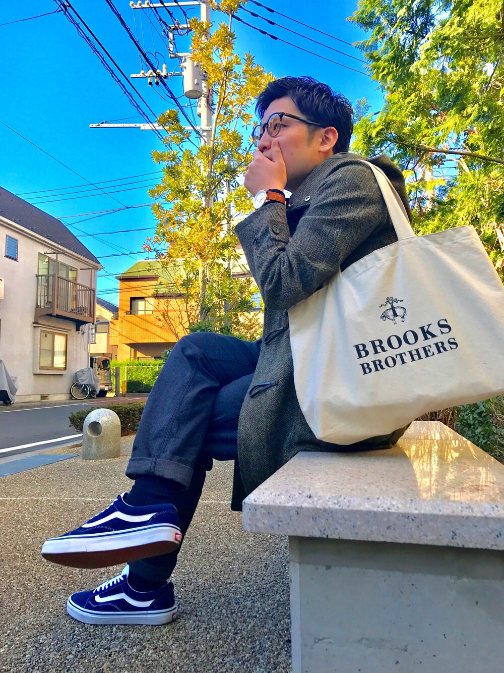 ブラウン系のダッフルコート、その他のスニーカー、ホワイト系のトートバッグを着用したメンズの冬コーディネートの1枚目の写真