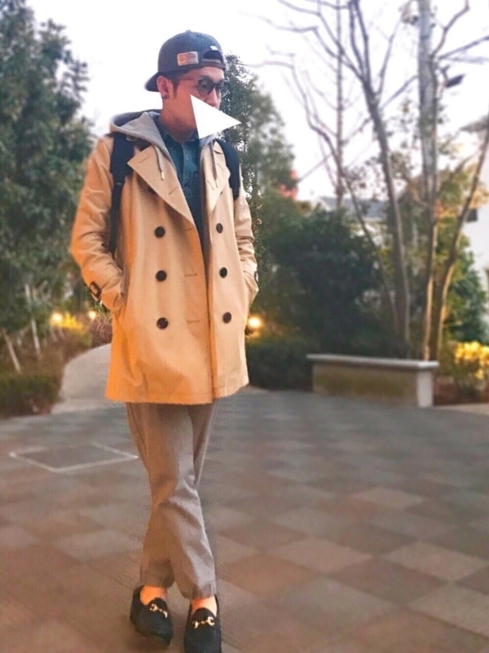 「オトナカジュアル、春コーデ、シンプルコーデ、トレンチコート、グレー、パーカー」｜「Burberry Londonのアイテム（トレンチコート、ベージュ系）」を使った、m i c h u 🍖さん（メンズ・176cm）の冬コーディネートの1枚目の写真