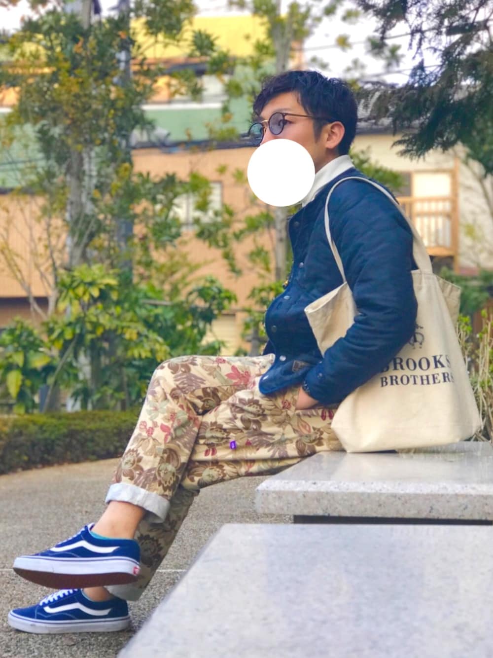 ブルー系のブルゾン、ホワイト系のTシャツ/カットソー、ベージュ系のその他パンツを着用したメンズの春コーディネートの1枚目の写真