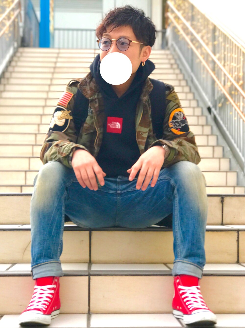 グリーン系のその他アウター、ホワイト系のパーカー、ブルー系のデニムパンツを着用したメンズの春コーディネートの1枚目の写真