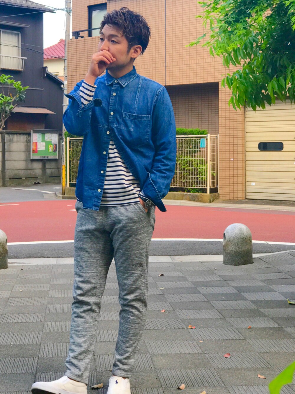 ブルー系のシャツ/ブラウス、ホワイト系のTシャツ/カットソー、グレー系のその他パンツを着用したメンズの春コーディネートの1枚目の写真