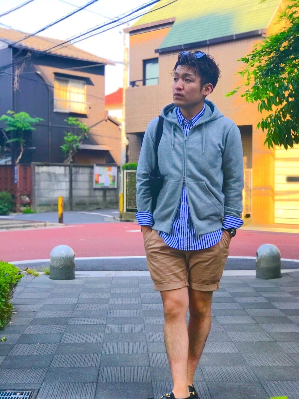 グレー系のパーカー、その他のシャツ/ブラウス、ベージュ系のその他パンツを着用したメンズの春コーディネートの1枚目の写真