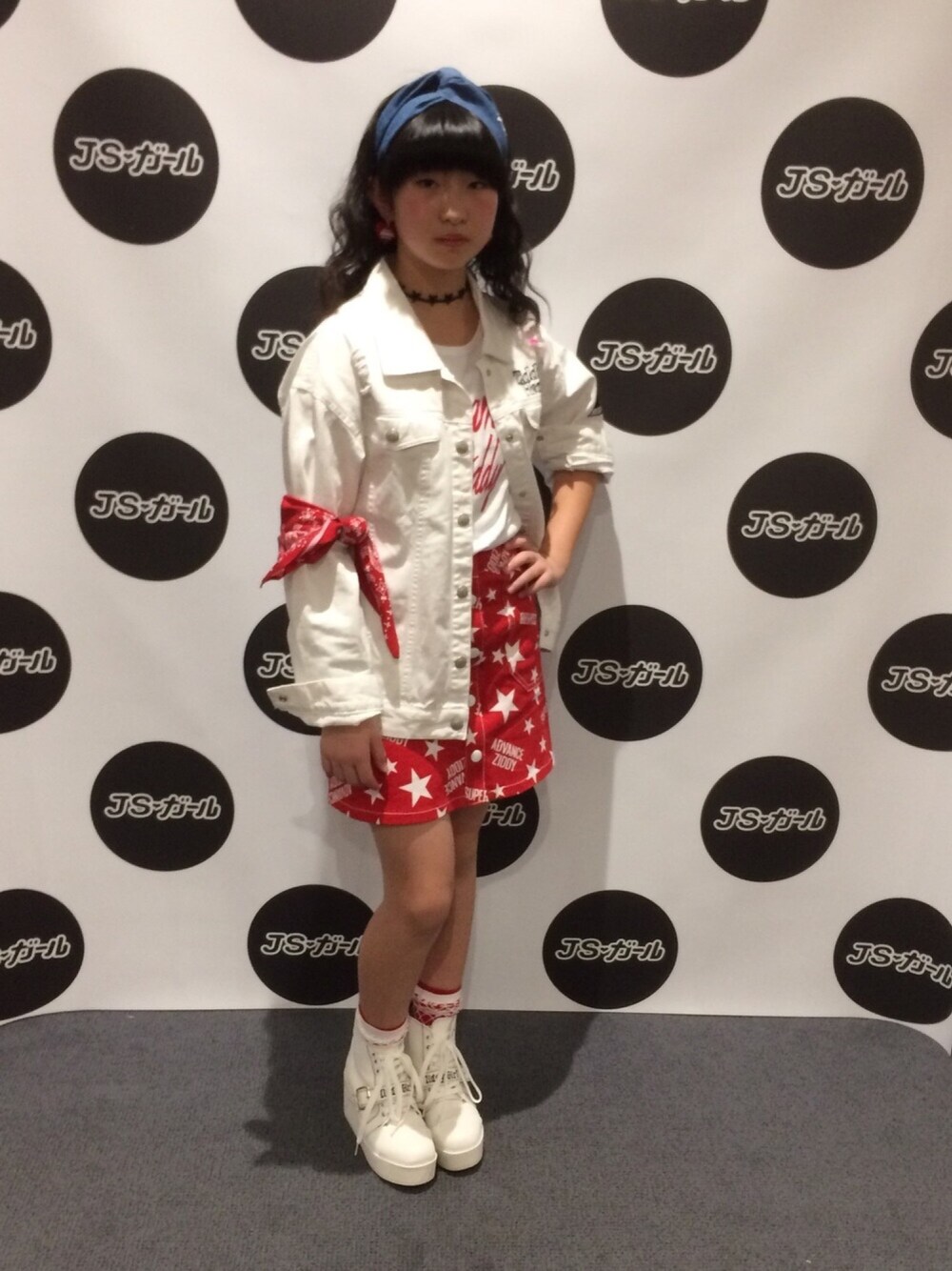 「ZIDDY」｜「ZIDDYのアイテム（ソックス/靴下、レッド系）」を使った、マコさん（キッズ・147cm）の春コーディネートの1枚目の写真