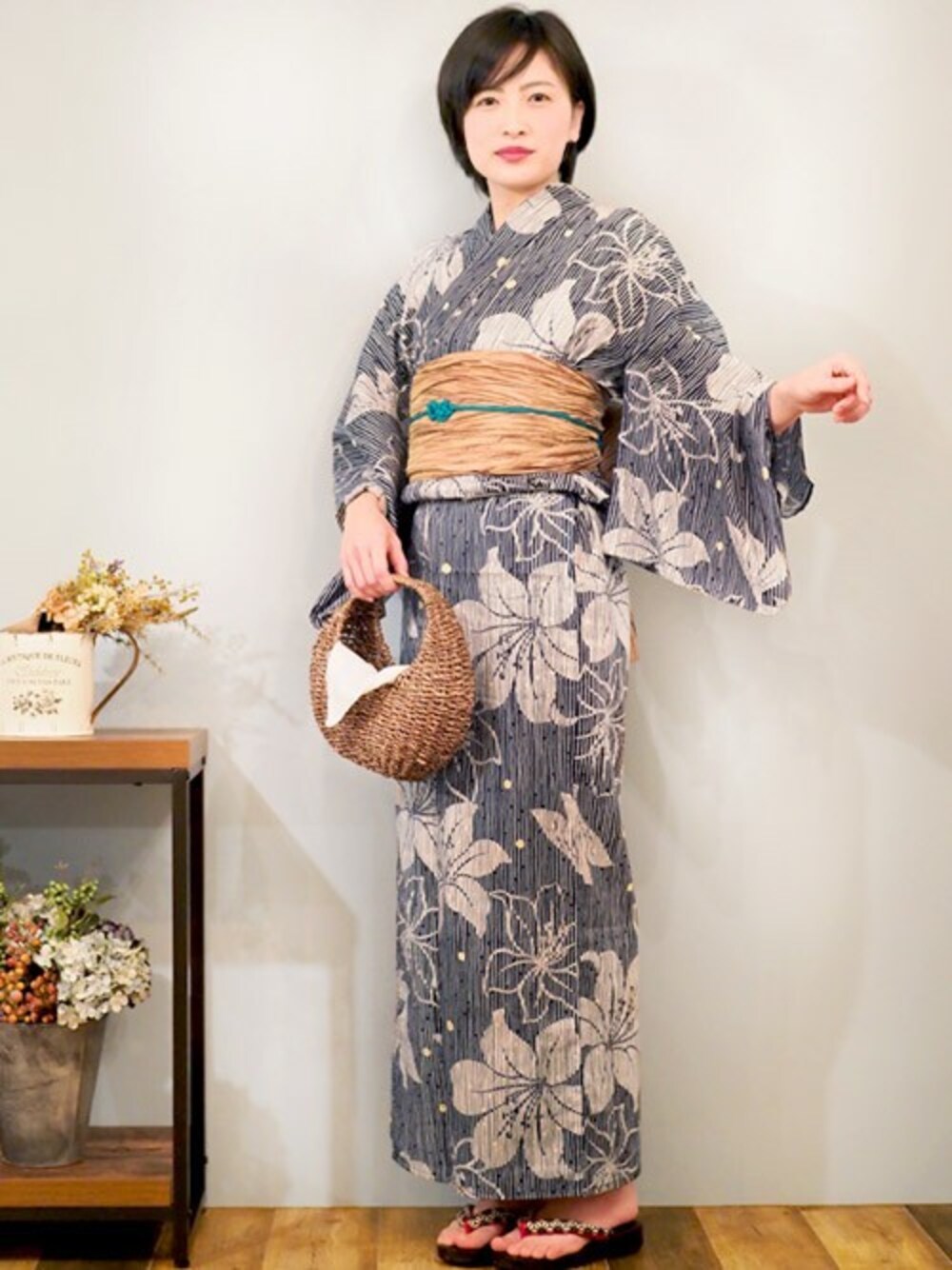 ブラック系の浴衣を着用したレディースの春コーディネートの1枚目の写真