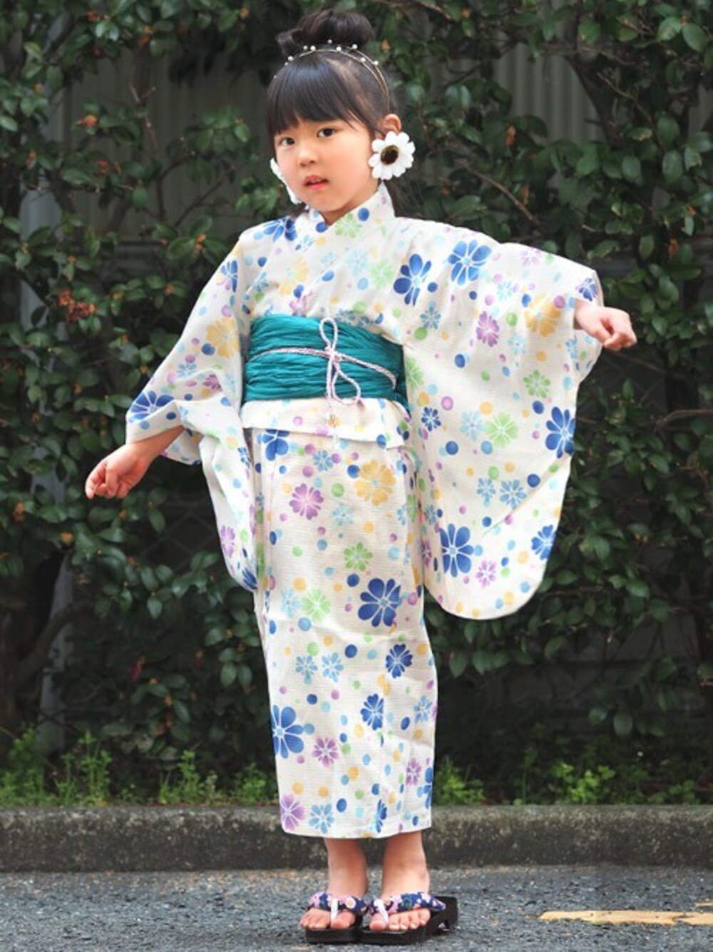 「花柄、summer、ヘアアレンジ、浴衣、レトロ、キッズコーデ、キッズ、夏コーデ、夏祭り、キッズファッション」｜「--のキッズ浴衣（浴衣、ホワイト系）」を使った、アンココンさん（キッズ・113cm）の春コーディネートの1枚目の写真