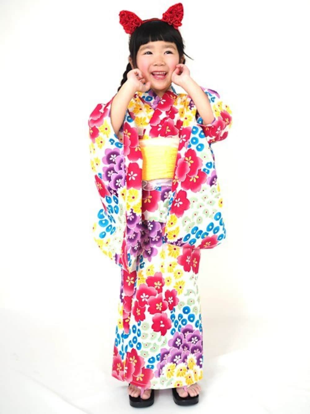 「花柄、summer、ヘアアレンジ、浴衣、レトロ、キッズコーデ、キッズ、夏コーデ、夏祭り、キッズファッション」｜「--のキッズ浴衣（浴衣、ホワイト系）」を使った、アンココンさん（キッズ・105cm）の春コーディネートの1枚目の写真