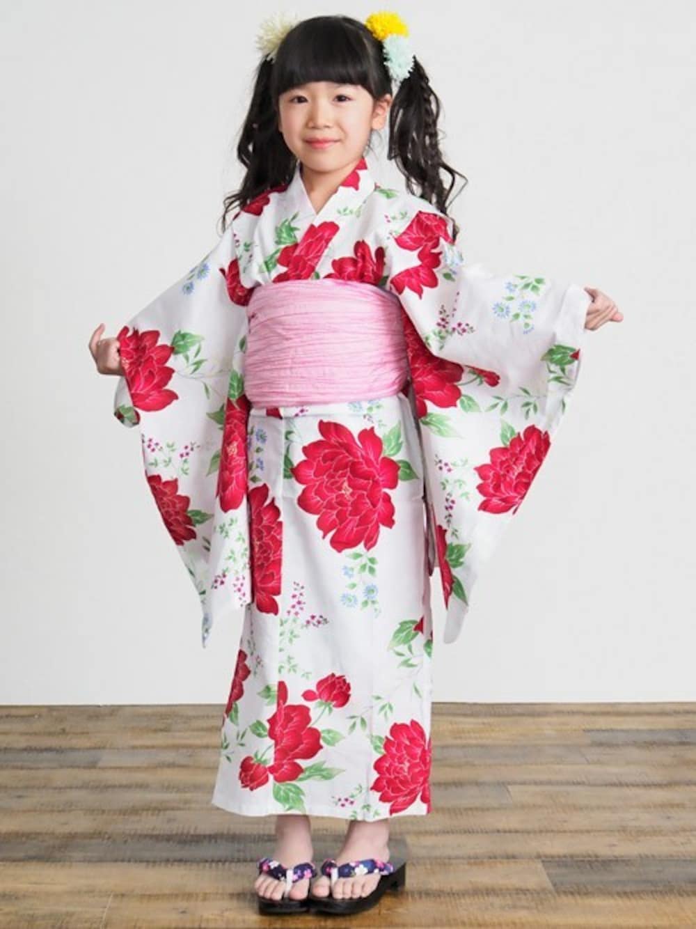 ホワイト系の浴衣を着用したキッズの夏コーディネートの1枚目の写真