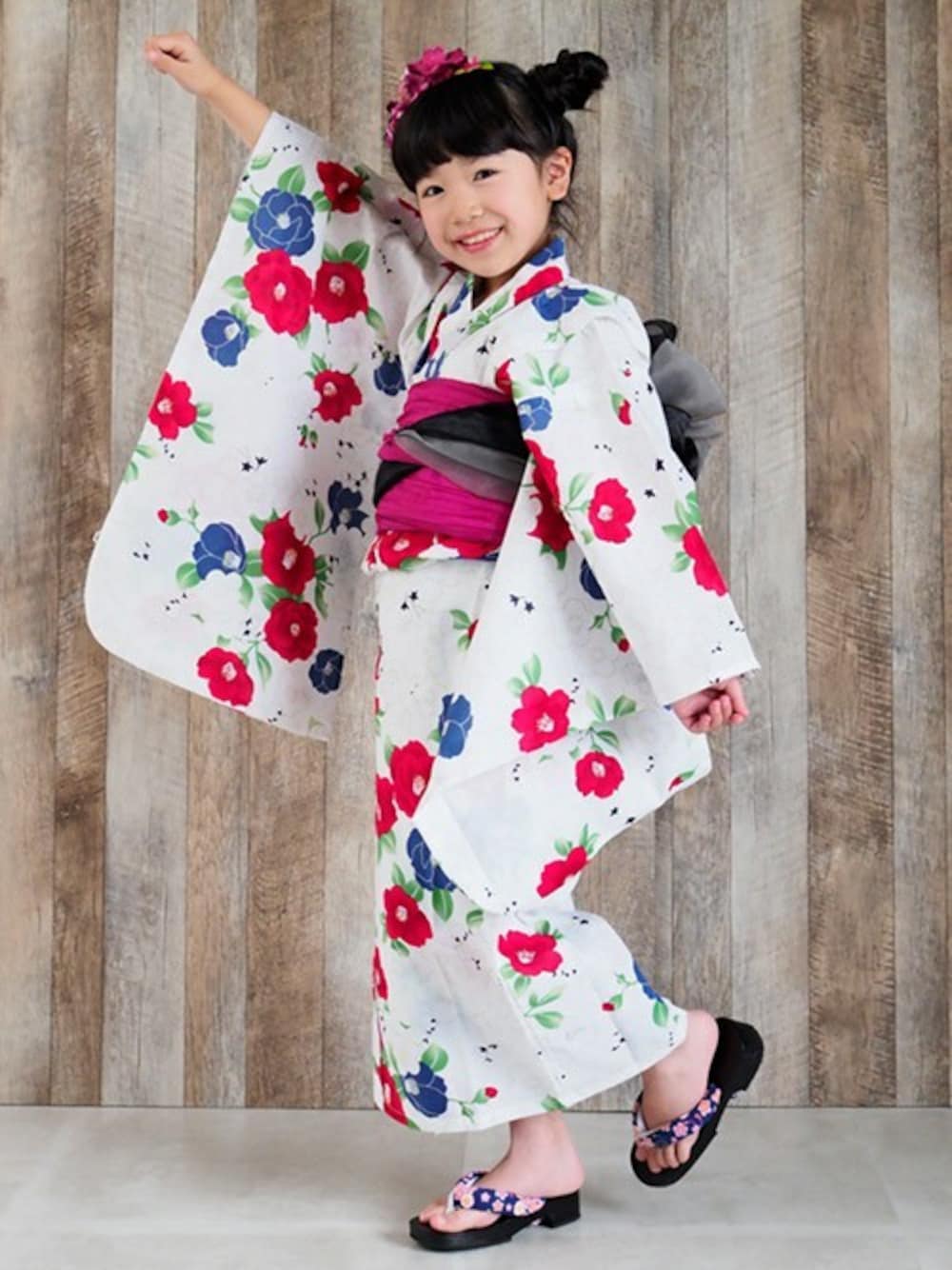 ホワイト系の浴衣を着用したキッズの夏コーディネートの1枚目の写真