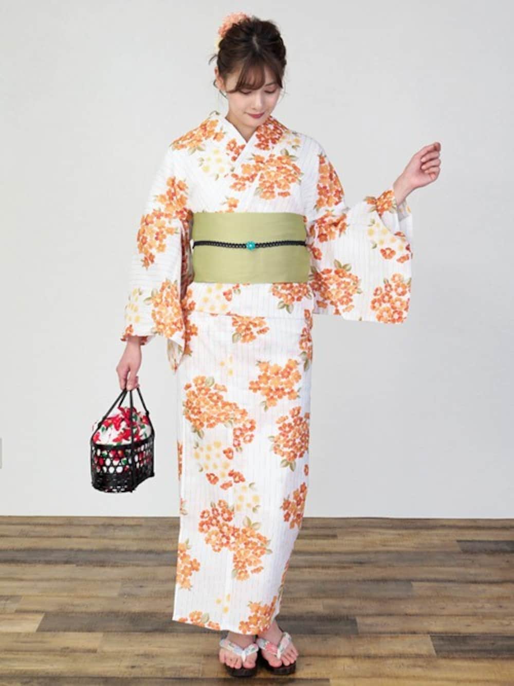 ホワイト系の浴衣を着用したレディースの夏コーディネートの1枚目の写真