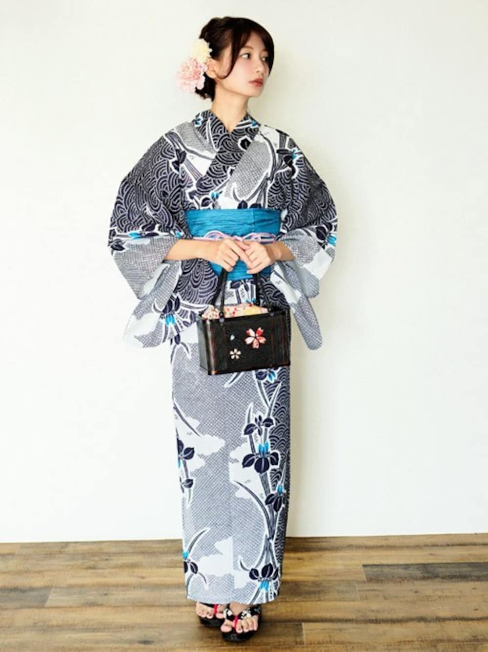 ブラック系の浴衣を着用したレディースの夏コーディネートの1枚目の写真