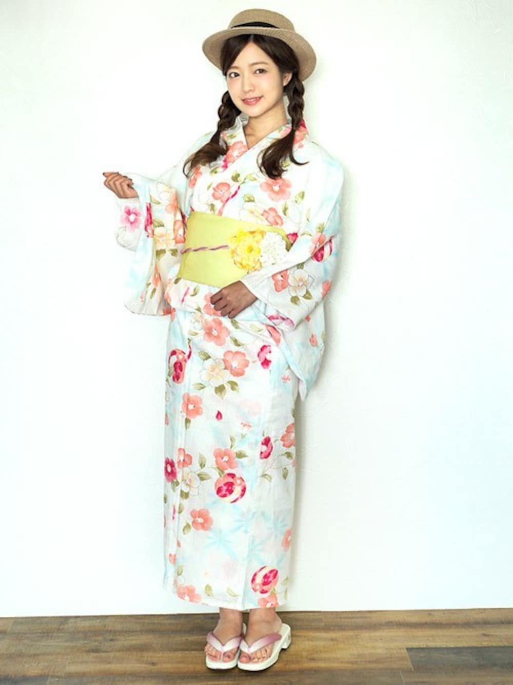 「ホワイト、花柄、summer、ヘアアレンジ、休日スタイル、浴衣、休日コーデ、夏コーデ、夏祭り、おしゃれさんと繋がりたい」｜「--の女性浴衣　レディース浴衣　浴衣　単品　浴衣単品　仕立て上がり　レディース　女性用　フリー　椿　ガーリ　白　水色　可愛い　変わり織　お洒落（浴衣、ホワイト系）」を使った、アンココンさん（レディース・167cm）の夏コーディネートの1枚目の写真