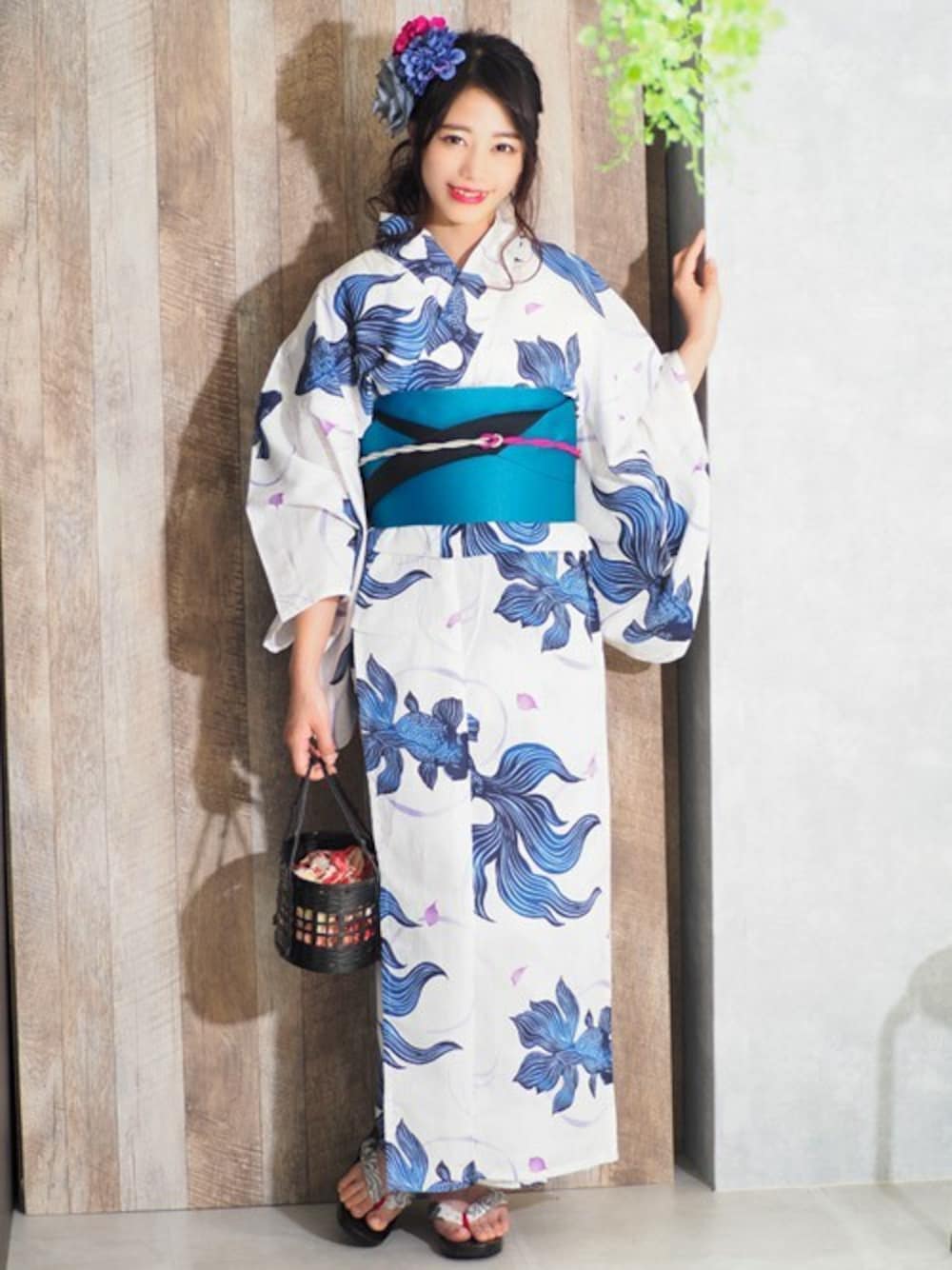ホワイト系の浴衣を着用したレディースの夏コーディネートの1枚目の写真