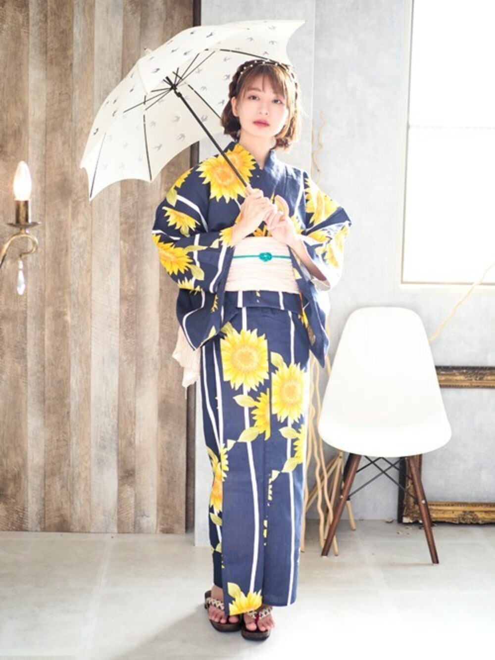 ブルー系の浴衣を着用したレディースの夏コーディネートの1枚目の写真