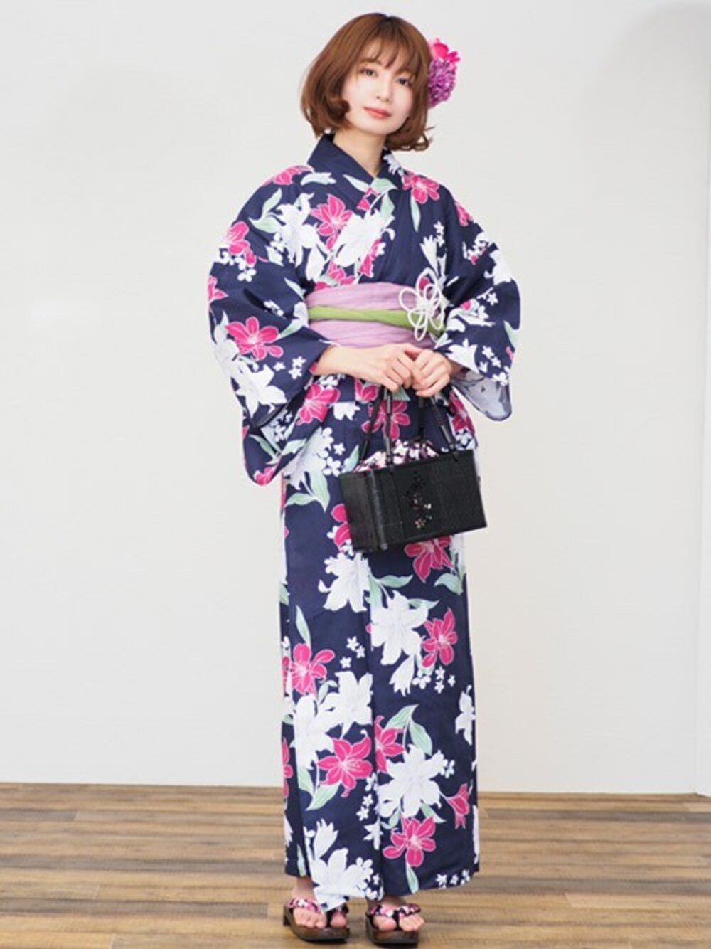 ブルー系の浴衣を着用したレディースの夏コーディネートの1枚目の写真