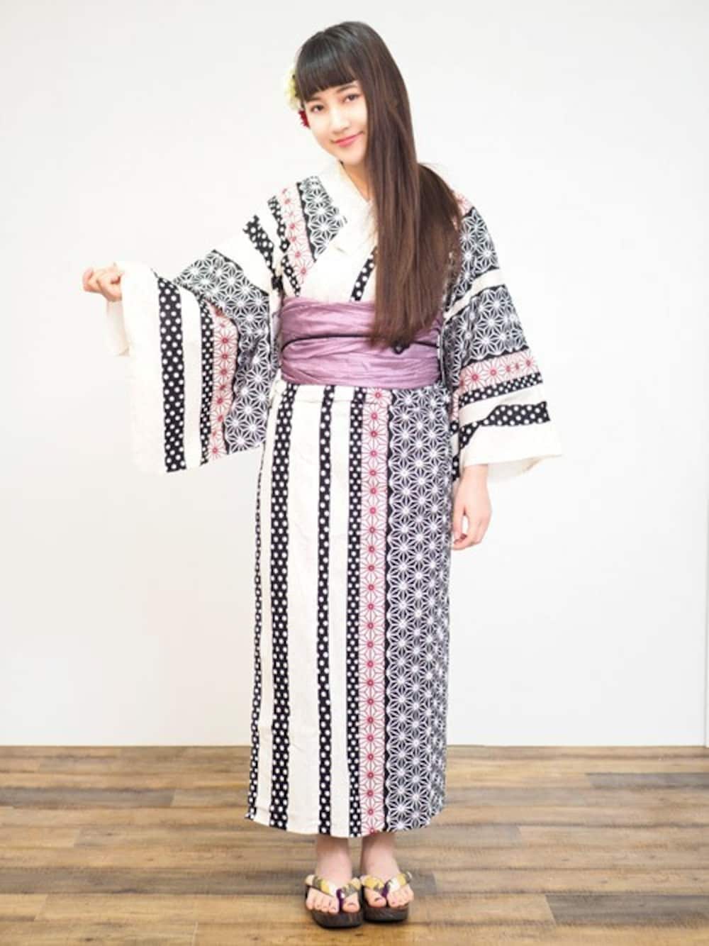 ホワイト系の浴衣を着用したレディースの夏コーディネートの1枚目の写真