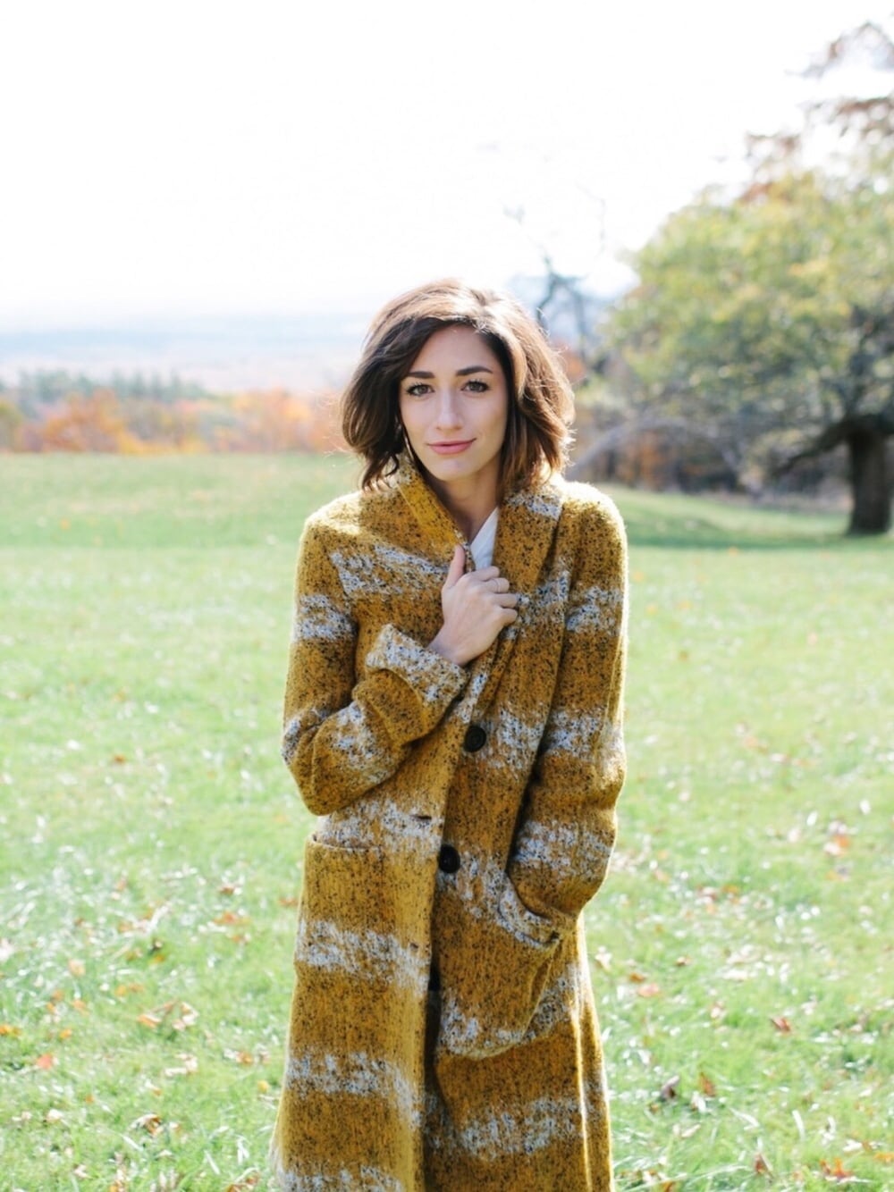 「AnthroStyle、contest、Anthropologie、coat、cozy、colorful、LOVE、pretty」｜「TABITAのアイテム（チェスターコート、イエロー系）」を使った、Jen Jacobさん（レディース・170cm）の春コーディネートの1枚目の写真